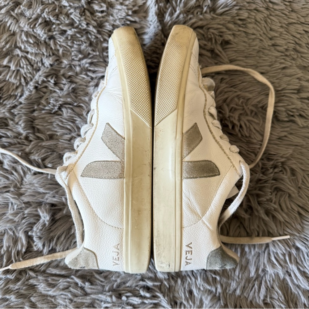 VEJA Leather Low-Top Sneakers – White / Beige Size 8